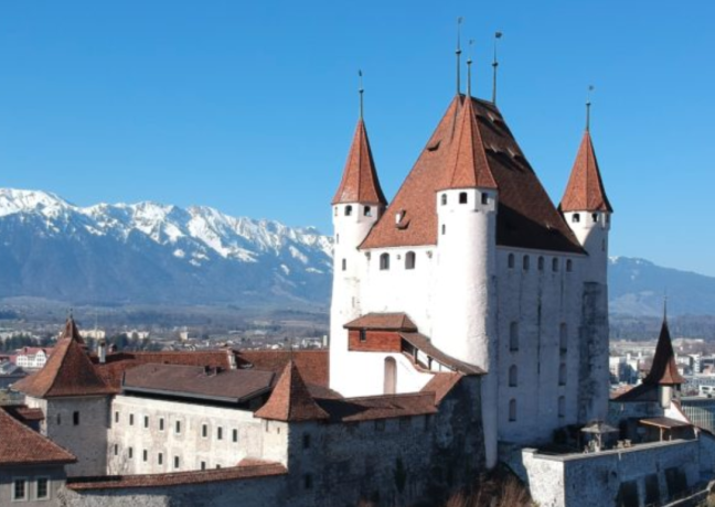 Schloss Thun mit Alpenpanorama und Stadtblick am Thunersee
