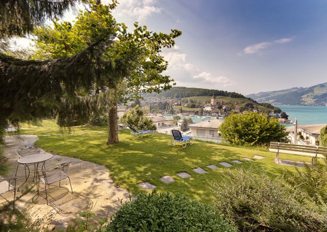 Garten-Terrasse mit Sitzplatz und Blick auf den Thunersee und die Alpen