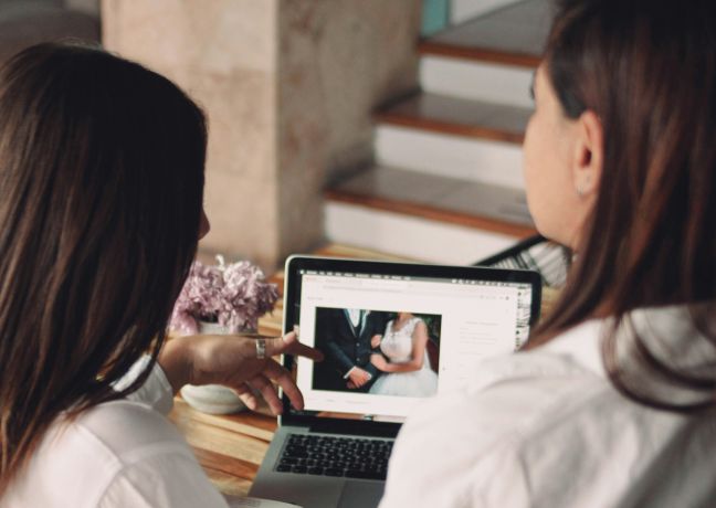 Zwei Geschäftsfrauen arbeiten gemeinsam an einem Laptop in einem hellen, modernen Büroraum. Das Bild vermittelt eine entspannte und konzentrierte Atmosphäre – ideal für Meetings oder Beratungsgespräche. Perfekt für Unternehmen, die persönliche Betreuung und effizienten Austausch am Thunersee in den Vordergrund stellen. ©i-stock Professionelle Beratung im modernen Büro