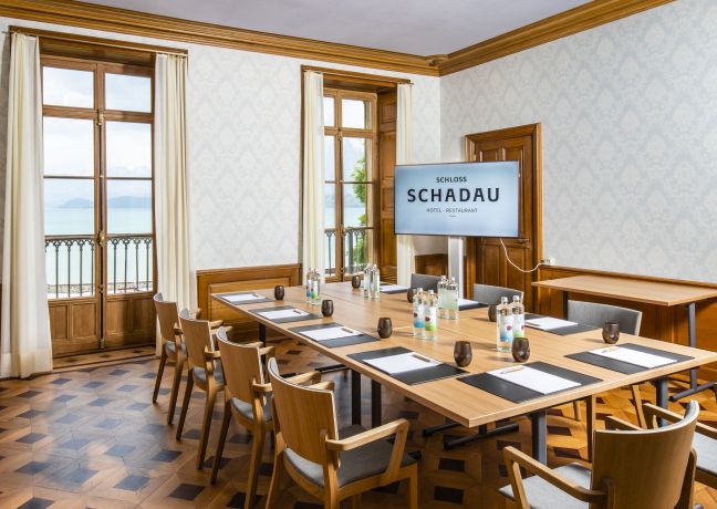 Seminarraum im Hotel Schloss Schadau in Thun mit Bildschirm und U-Tischbestuhlung
