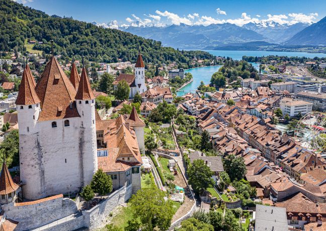 Luftaufnahme von Schloss Thun und Altstadt mit Blick auf den Thunersee