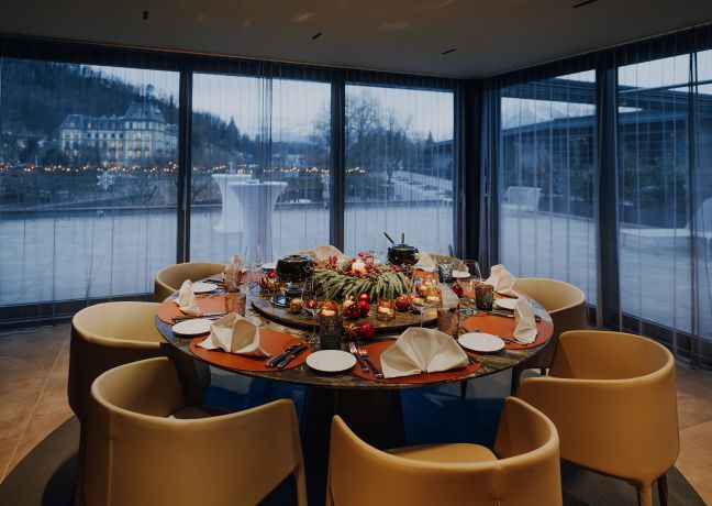 Festlich gedeckter Weihnachtstisch am Thunersee