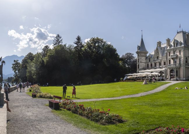 Blick entlang der Seepromenade: links der Thunersee, rechts Schloss Schadau mit grüner Parkanlage – inspirierende Kulisse für Business-Events. ©Schloss Schadau Uferpromenade am Thunersee mit Schloss Schadau und Park in Thun
