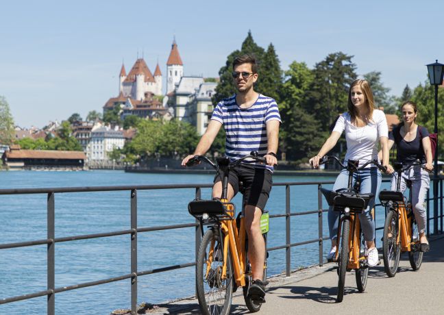 Dank der kurzen Wege in der Region Thunersee können Sie nach einem Seminartag bequem mit dem Fahrrad zum Rahmenprogramm fahren. 2021-06-15_Donkey Republic Thun_09