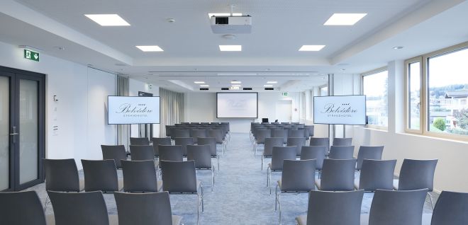 Heller Seminarraum mit Reihenbestuhlung und Leinwand für Meetings am Thunersee