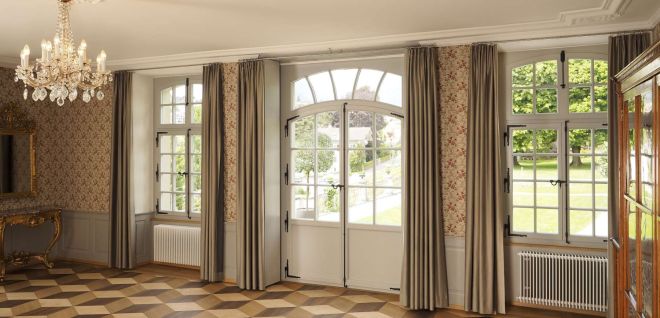 Eleganter Eventraum mit Parkettboden, Kronleuchter und bodentiefen Fenstern