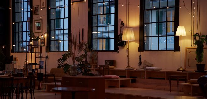 A cosy function room with large windows and warm lighting in Thun