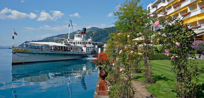 Passagierschiff am Thunersee vor Uferpromenade mit Blumen und Hotelbalkonen