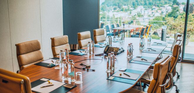 Moderner Meetingraum mit grossem Konferenztisch und Blick auf den Thunersee