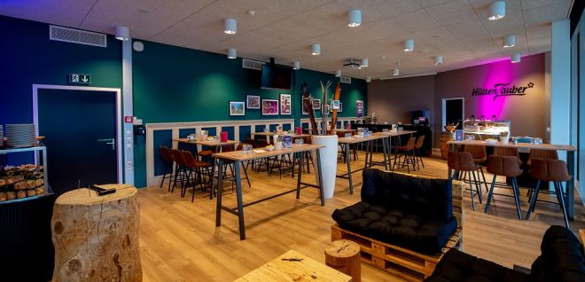 Modern event space with high tables, a lounge and a bar at the Thun-Thunersee MICE venue