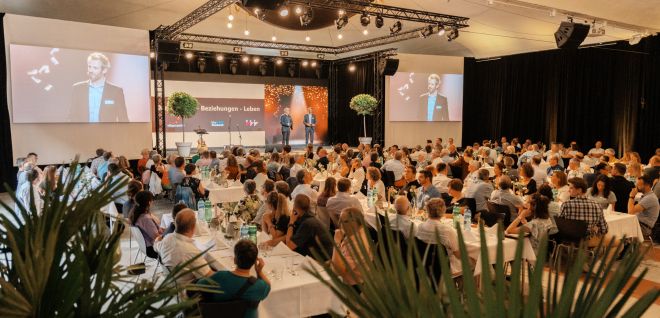 Plenarsaal mit Keynote-Speaker und grossem Publikum bei einem Business-Event in Thun