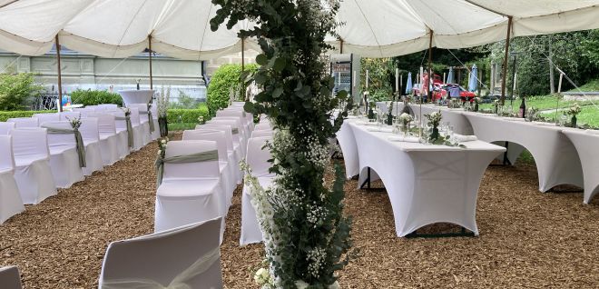 Stilvoll dekoriertes Eventzelt am Thunersee