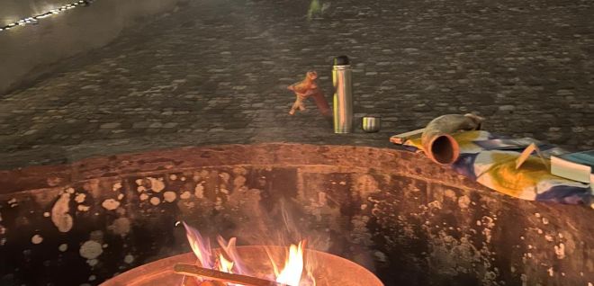 Feuerschale am Abend auf dem Bernerhofareal Thun mit Lichterkette im Hintergrund