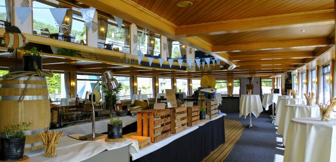 Eventraum mit Apéro-Buffet und Stehtischen im Schiff auf dem Thunersee