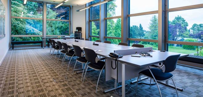 Moderner Seminarraum mit Tageslicht