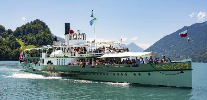 Passagierschiff auf dem Thunersee mit Blick auf die Berner Alpen