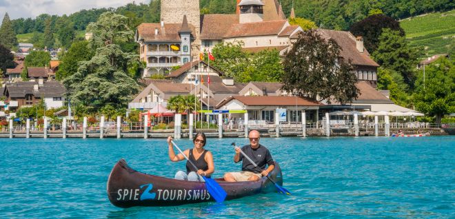 Kanufahrt vor Schloss Spiez