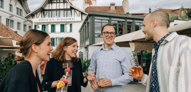 Business-Apéro auf der Terrasse des Hotel Krone in Thun mit Blick auf die Altstadt