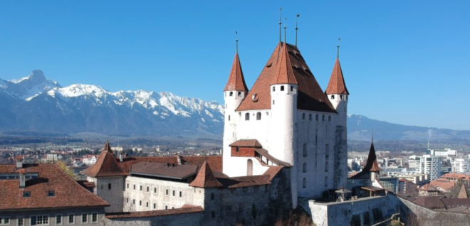 Schloss Thun mit Alpenpanorama und Stadtblick am Thunersee