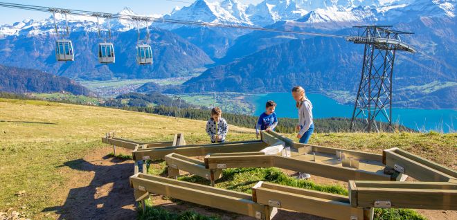 Kugelbahn-Spielplatz mit Blick auf den Thunersee und die Alpen