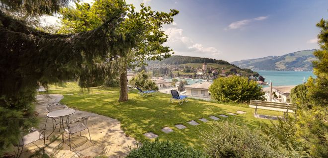 Garden terrace with seating area and views of Lake Thun and the Alps