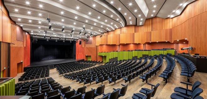 Modernes Auditorium mit Bühne