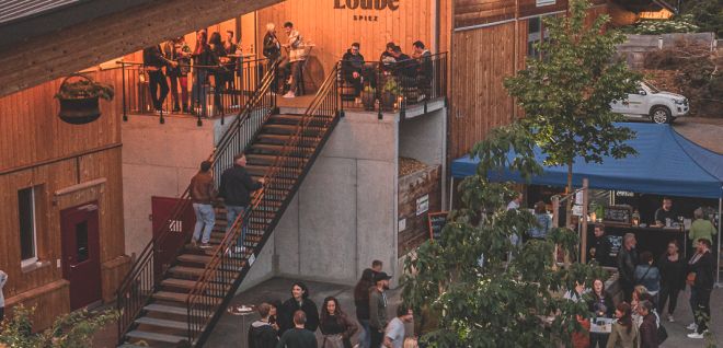 Abendlicher Apéro und Networking auf der Terrasse der Laube bei Sonnenuntergang