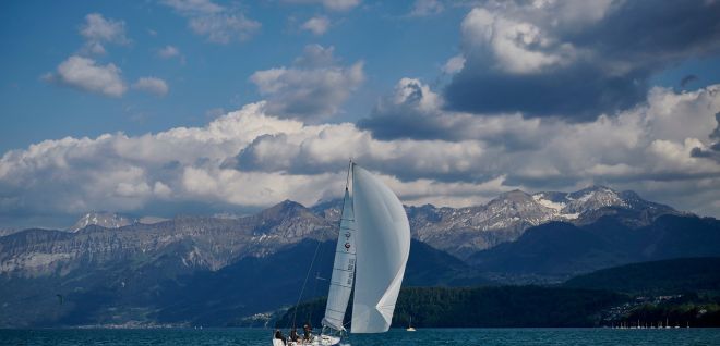 Thun Sailing School: Team sailing on Lake Thun