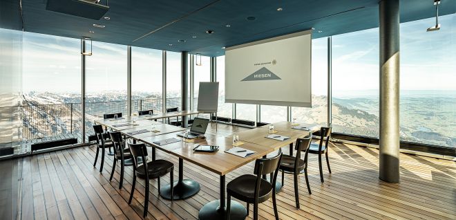 Moderner Seminarraum mit Panoramablick über Thun-Thunersee Region