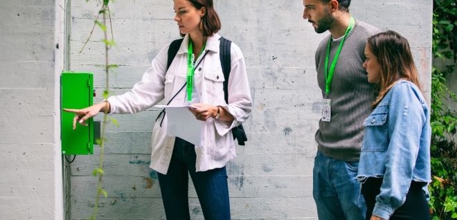 Teilnehmende lösen eine Foxtrail-Aufgabe