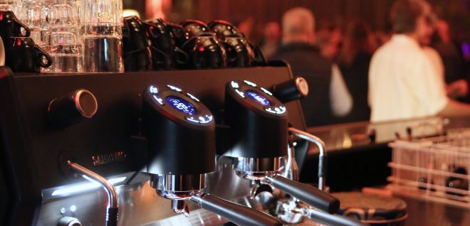 Espressomaschine an der Bar mit Lichterketten in stimmungsvoller Eventlocation