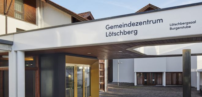 Entrance to the Gemeindezentrum Spiez with canopy and forecourt
