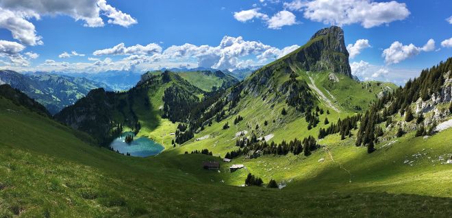 Panoramablick auf den Niesen und die grünen Alpen oberhalb des Thunersees