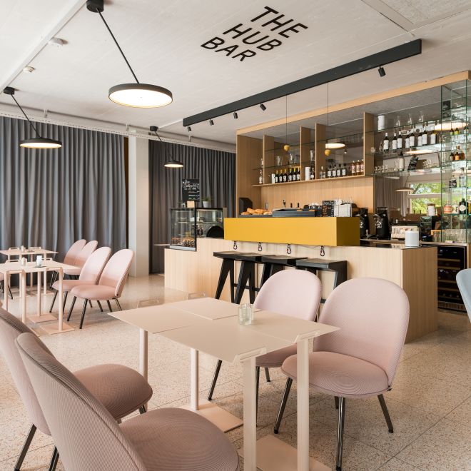 Moderne Hub Bar mit Sitzbereich und Tageslicht im Eventhotel am Thunersee