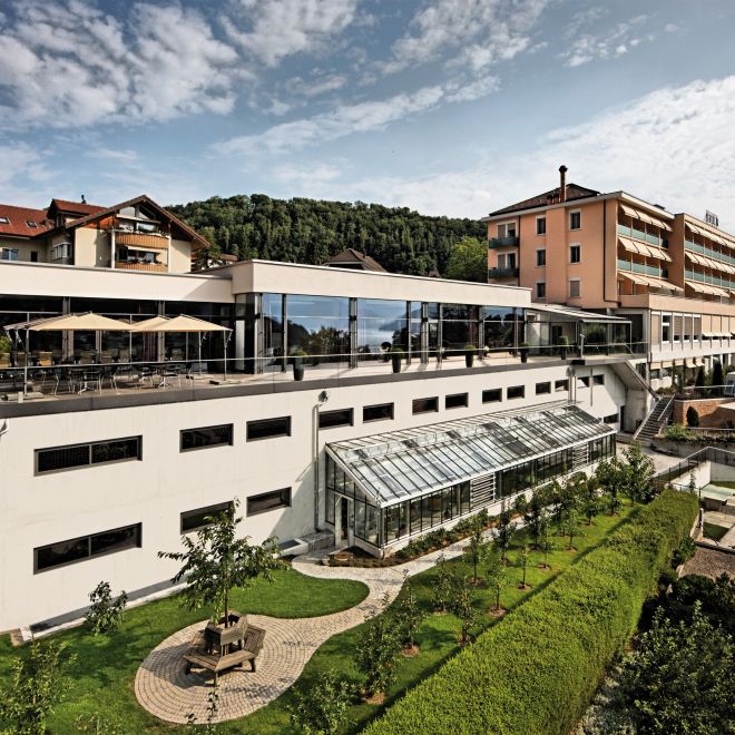 Modernes Hotel- und Kongresszentrum mit Terrasse und Garten am Thunersee