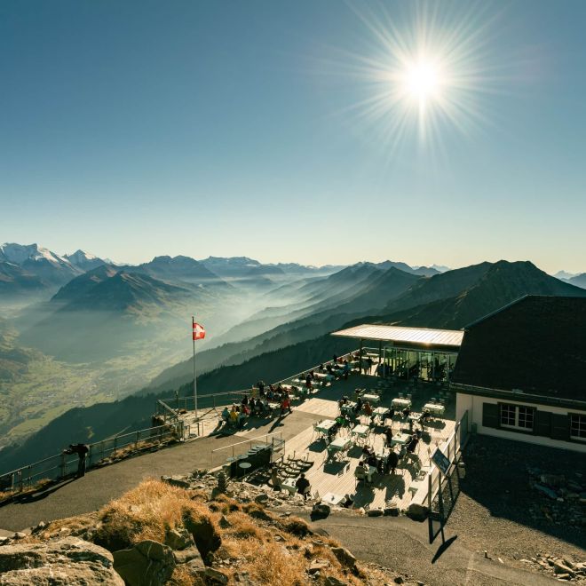 Sonnenterrasse auf dem Niederhorn mit Panoramablick über die Berner Alpen