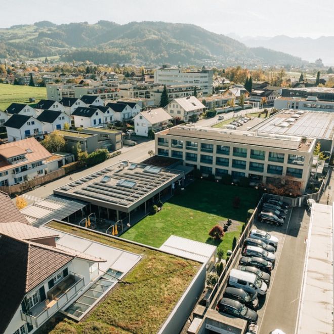 Moderne Eventlocation mit Alpenblick