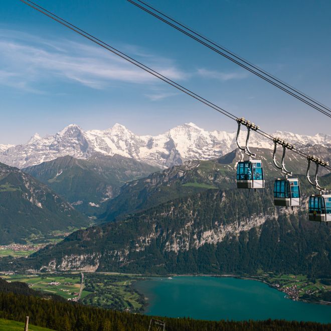 Seilbahn-Gondeln mit Blick auf den Thunersee und die Berner Alpen