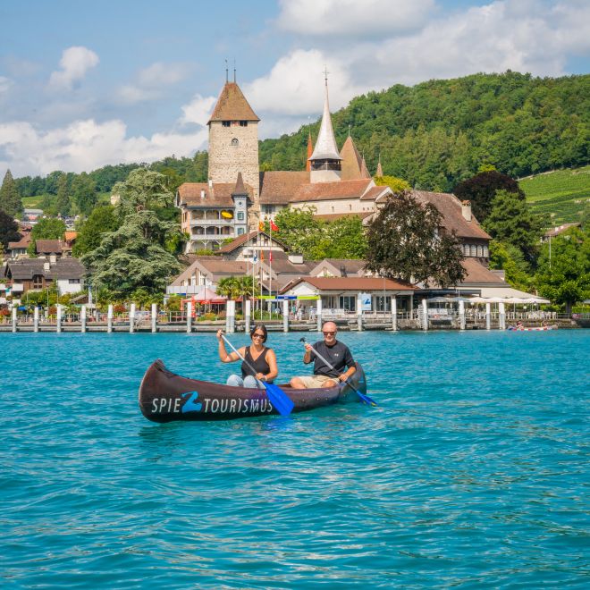 Canoe trip in front of Spiez Castle