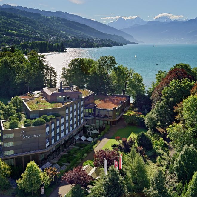 Panoramablick auf ein Seminarhotel am Thunersee mit Alpenkulisse
