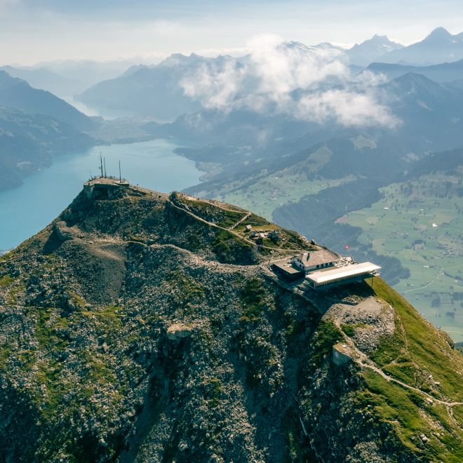 Aussichtspunkt und Gipfelrestaurant auf dem Niesen über dem Thunersee