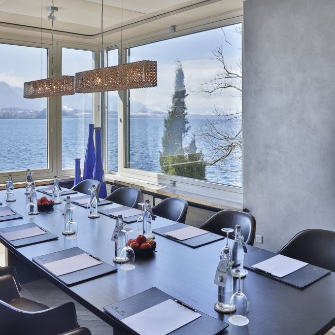Moderner Meetingraum am Thunersee mit Seeblick und Flipchart