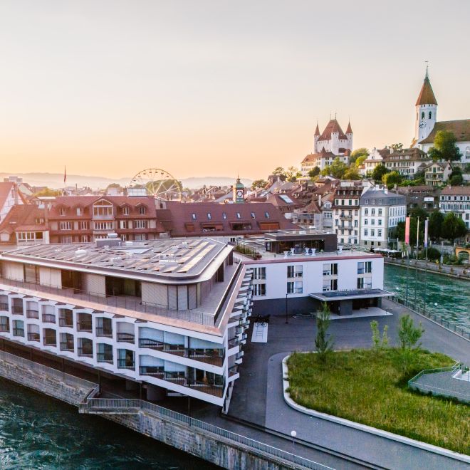 Kongresszentrum Thun am Aareufer mit Blick auf Altstadt und Schlosskirche