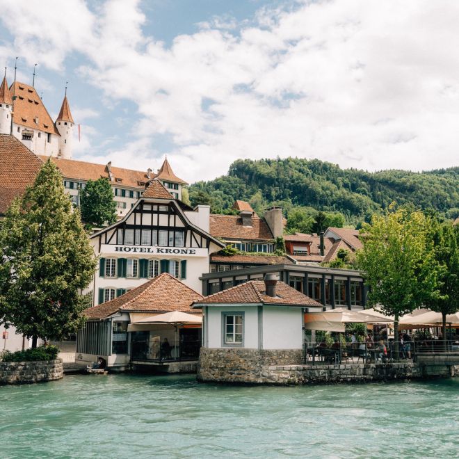 Hotel Krone am Aareufer in Thun mit Schloss Thun im Hintergrund