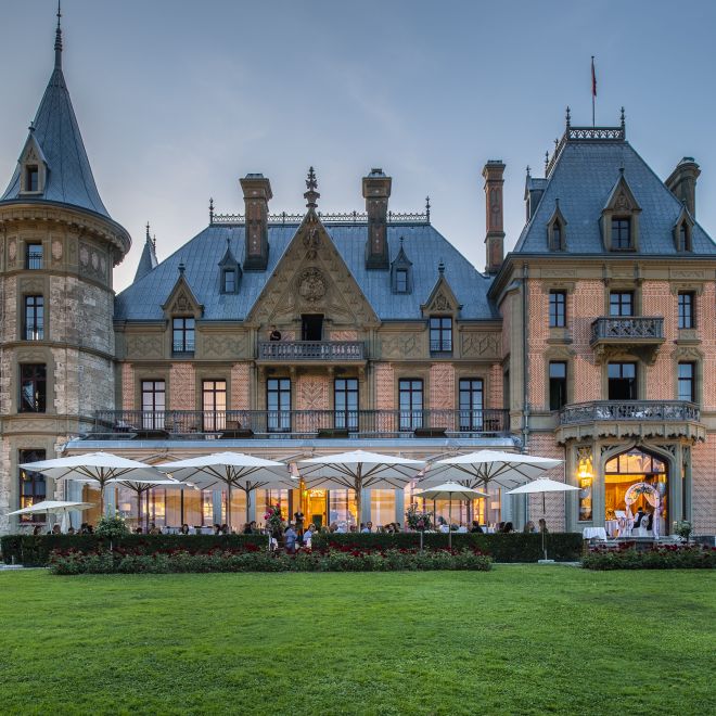 Schloss Schadau in Thun mit beleuchteter Terrasse und Eventbestuhlung am Abend
