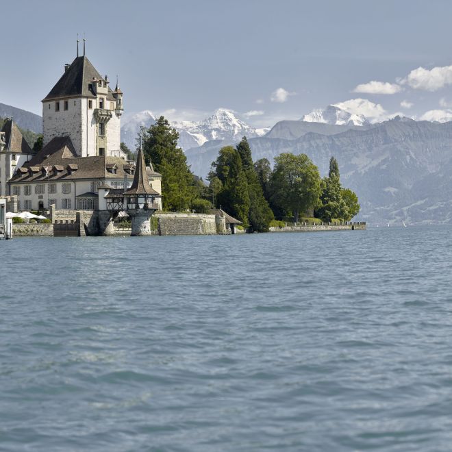 Schloss Oberhofen am Thunersee mit Blick auf die Alpen