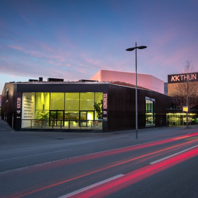 Kultur- und Kongresszentrum KKThun am Abend mit beleuchteter Glasfront
