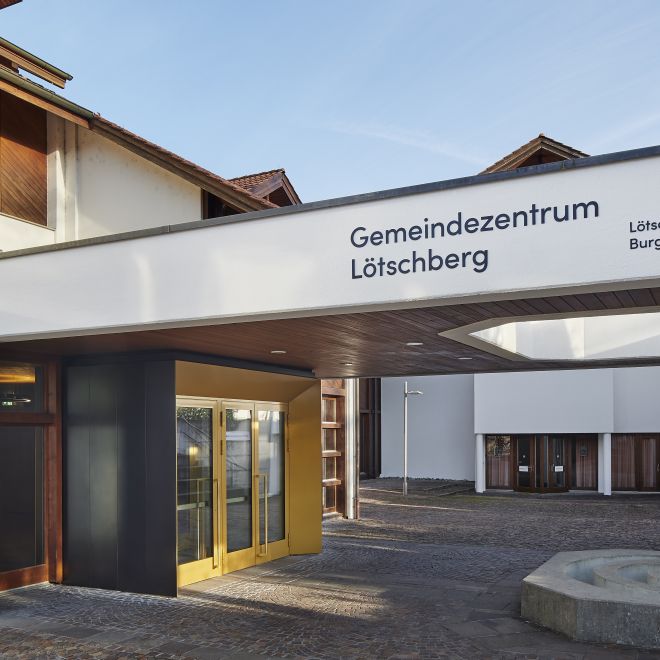 Eingang Gemeindzentrum Lötschberg mit Überdachung und Vorplatz