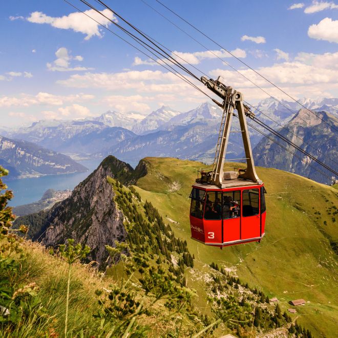 Moderne Stockhornbahn mit Panoramablick