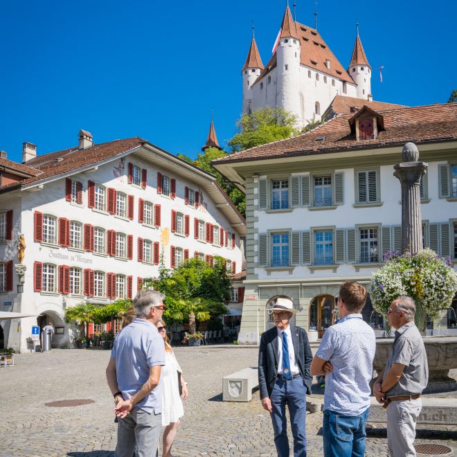 Guided tour for groups on Town Hall Square in Thun with Thun Castle in the background
